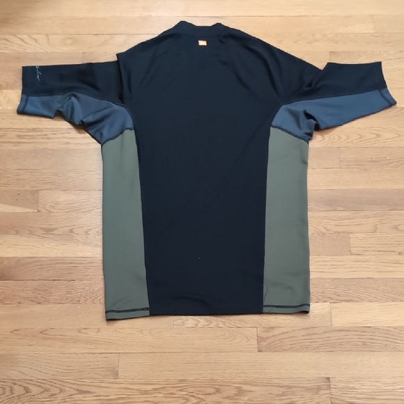 Quiksilver Black and Green Rash Guard with Color-Block Design - Picture 5 of 5